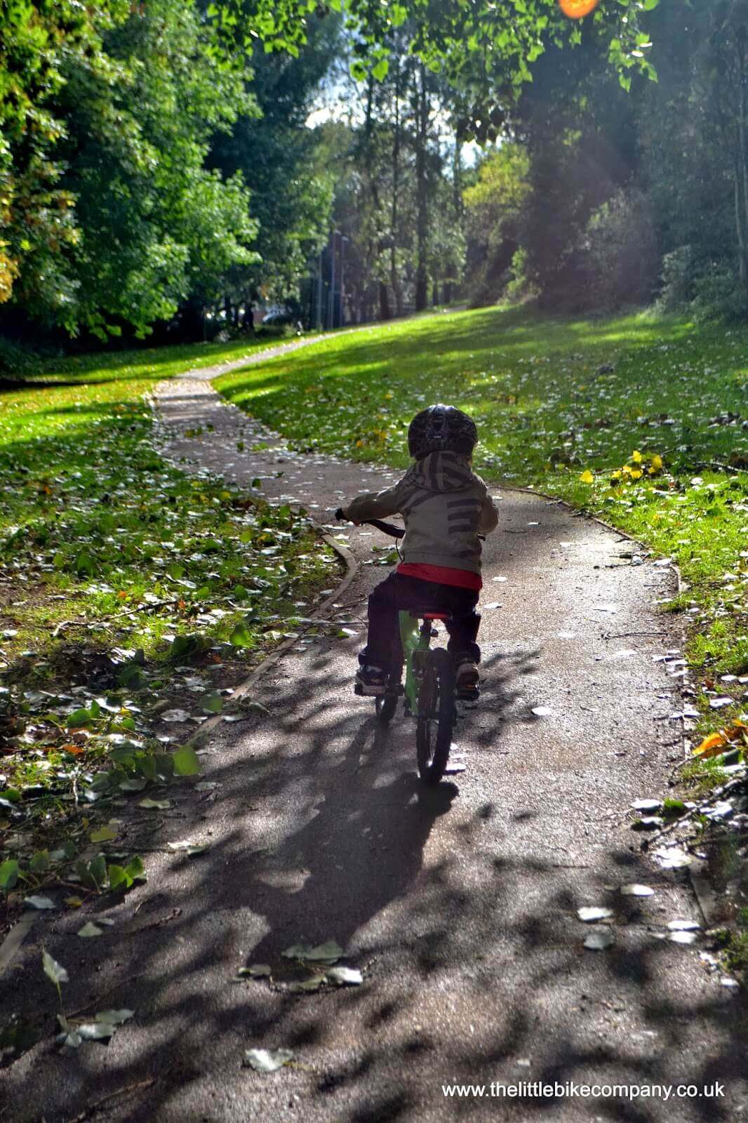 Child riding a bike without stabilisers